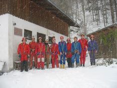 Die Höhlen AG 2008/2009 vor der Matthias-Rachelsperger-Hütte/Lampo