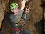 Max seilt sich in der Gönningershöhle ab